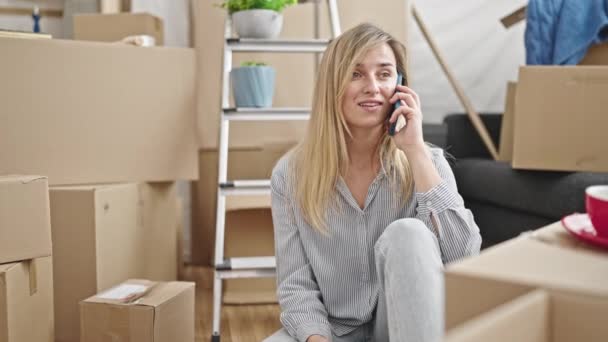 Mladá Blondýnka Mluví Smartphone Sedí Podlaze Novém Domově — Stock video