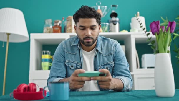 Αφροαμερικάνος Παίζει Βιντεοπαιχνίδι Smartphone Στην Τραπεζαρία — Αρχείο Βίντεο
