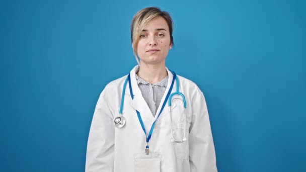 Jeune Femme Blonde Médecin Souriant Confiant Debout Avec Les Bras — Video