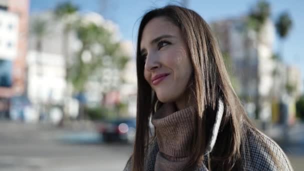Gyönyörű Spanyol Mosolyog Magabiztos Utcán — Stock videók