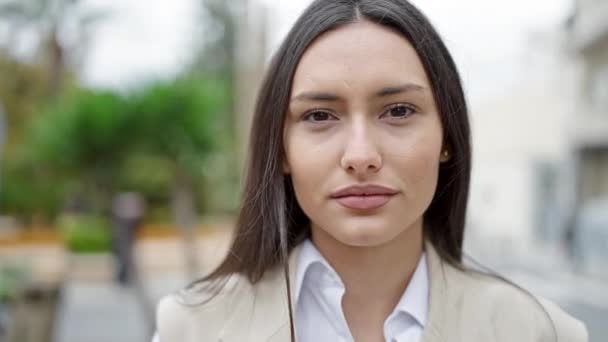 Sokakta Ciddi Bir Ifadeyle Duran Genç Güzel Spanyol Kadın — Stok video