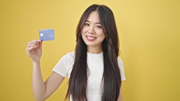Jeune Femme Chinoise Tenant Une Carte Crédit Avec Expression Gagnante — Video
