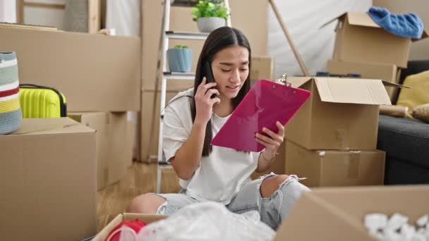 Mladá Krásná Hispánská Žena Vybalování Lepenkové Krabice Argumentuje Smartphone Čtení — Stock video
