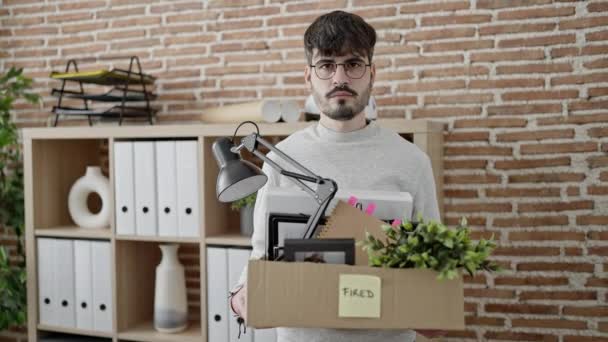 Genç Spanyol Bir Adam Işyerinden Eşyalarını Toplarken Kovuldu — Stok video