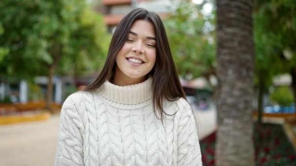 Jonge Mooie Spaanse Vrouw Glimlachend Vol Vertrouwen Spreken Het Park — Stockvideo