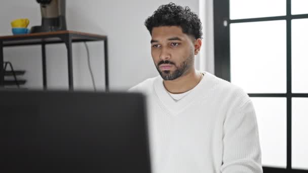 Trabajador Negocios Afroamericano Usando Computadora Usando Anteojos Oficina — Vídeos de Stock