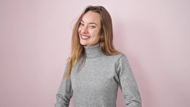 Wanita Muda Kaukasia Tersenyum Percaya Diri Menunjuk Kamera Atas Latar — Stok Video