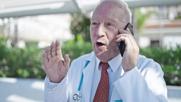 Senior Gråhårig Man Läkare Ler Säker Talar Smartphone Parken — Stockvideo