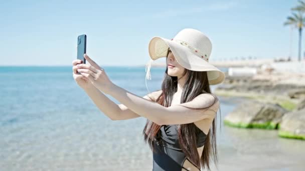 Junge Chinesische Touristin Badeanzug Nimmt Meer Video Mit Smartphone Auf — Stockvideo