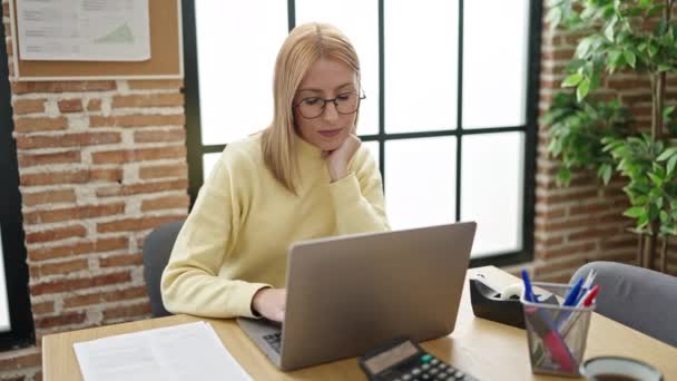 Jovem Loira Mulher Empresária Trabalhando Estressado Usando Laptop Escritório — Vídeo de Stock