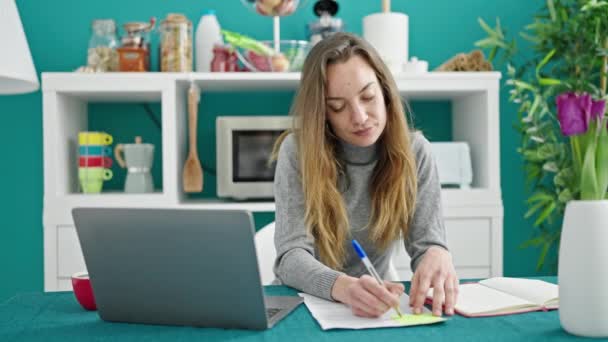 Junge Kaukasische Studentin Schreibt Laptop Auf Notizbuch Esszimmer — Stockvideo