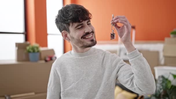 Joven Hombre Hispano Sonriendo Confiado Sosteniendo Nuevas Llaves Casa Nuevo — Vídeo de stock