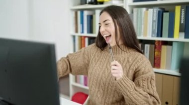 Üniversite sınıfında baterist olarak kalem kullanan genç, güzel İspanyol bir kız öğrenci.