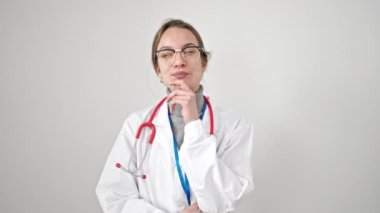 Kafkasyalı genç kadın doktor şüpheli bir ifadeyle izole edilmiş beyaz arka plan üzerinde düşünüyor.
