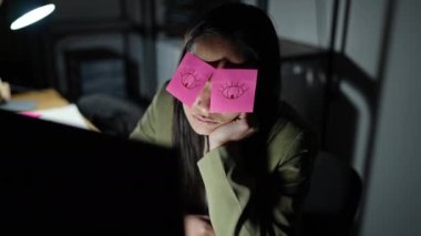 Genç, güzel, İspanyol bir iş kadını. Ofiste gözleri kapatan hatırlatıcılardan bıkmış.