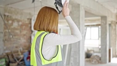 İnşaat alanında kasketli genç sarışın mimar.