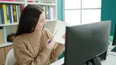 Genç, güzel İspanyol kız öğrenci üniversite sınıfında defterini gösteren bir video mesajı alıyor.