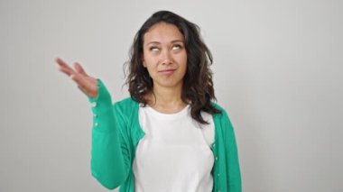 Genç, güzel, İspanyol bir kadın izole edilmiş beyaz arka planda kendine güvenen, dokunaklı bir yüz.