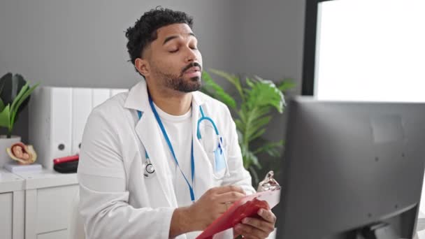 Africano Americano Médico Teniendo Consulta Médica Clínica — Vídeos de Stock