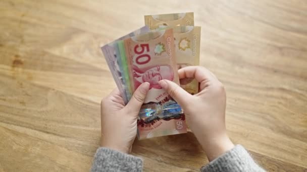 Χέρια Γυναικών Που Μετρούν Καναδικά Δολάρια Στο Δωμάτιο — Αρχείο Βίντεο