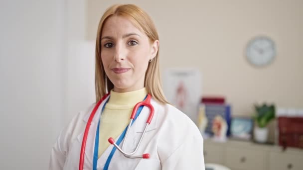 Klinikte Kendine Gülen Genç Sarışın Kadın Doktor — Stok video