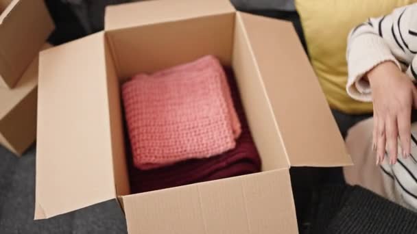 Młoda Piękna Latynoska Pakująca Kartonowe Pudełko Nowym Domu — Wideo stockowe