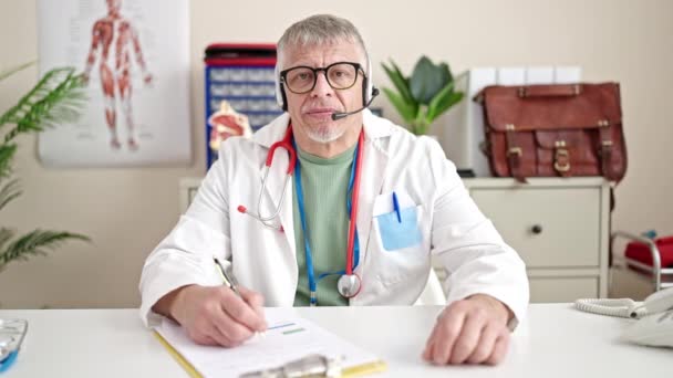Médico Cabelos Grisalhos Meia Idade Tendo Consulta Médica Line Clínica — Vídeo de Stock