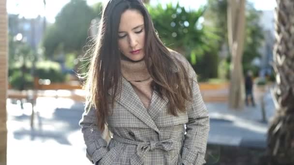 Красива Іспаномовна Жінка Стурбована Пошуком Загубленого Гаманця Вулиці — стокове відео