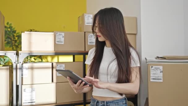 Νεαρή Κινέζα Γυναίκα Ecommerce Επιχειρηματίας Χρησιμοποιώντας Touchpad Στο Γραφείο — Αρχείο Βίντεο