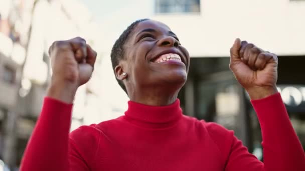 Afroamerykanka Uśmiecha Się Pewnie Spoglądając Niebo Zwycięską Ekspresją Ulicy — Wideo stockowe