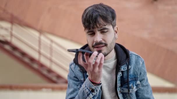 Jovem Hispânico Homem Enviando Mensagem Voz Com Smartphone Rua — Vídeo de Stock