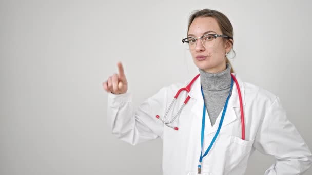Dokter Muda Kaukasia Tersenyum Menunjuk Sisi Atas Latar Belakang Putih — Stok Video