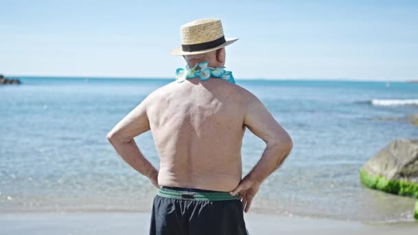Yaşlı Gri Saçlı Turist Mayo Giyiyor Yaz Şapkası Takıyor Deniz — Stok video