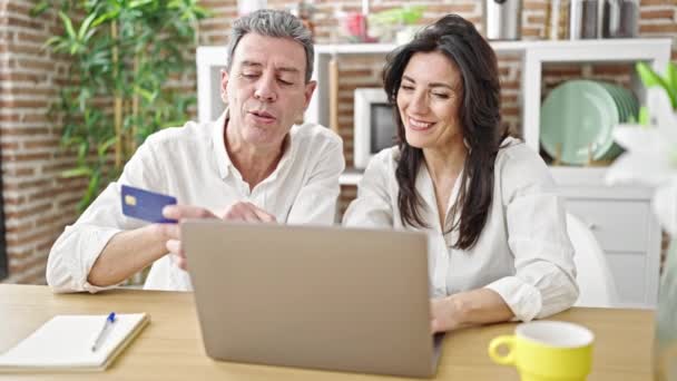 Oudere Man Vrouw Paar Winkelen Met Laptop Creditcard Bij Eetkamer — Stockvideo
