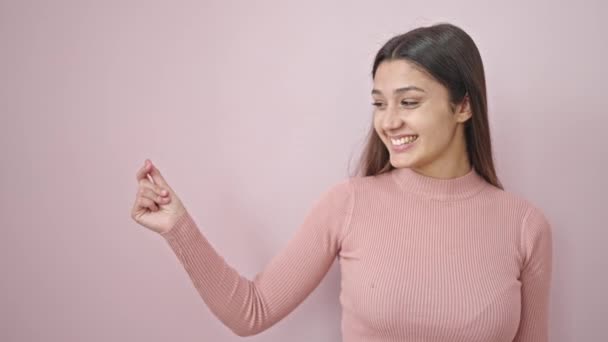 Wanita Cantik Hispanik Muda Tersenyum Menunjuk Samping Atas Latar Belakang — Stok Video