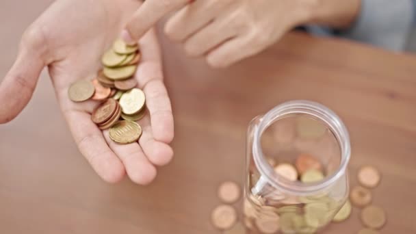 Νεαρός Ισπανός Μετρώντας Νομίσματα Που Κάθονται Στο Πάτωμα Στο Σπίτι — Αρχείο Βίντεο