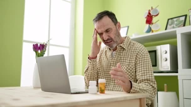 Homem Meia Idade Usando Laptop Tendo Consulta Médica Line Casa — Vídeo de Stock