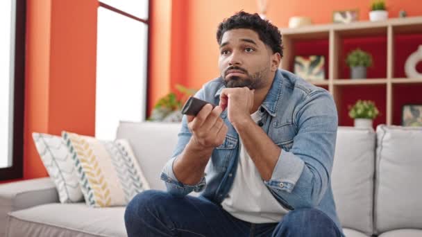 Uomo Afroamericano Che Guarda Seduto Sul Divano Con Espressione Noiosa — Video Stock