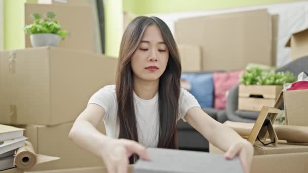 Ung Kinesisk Kvinna Ler Säker Förpackning Kartong Nytt Hem — Stockvideo