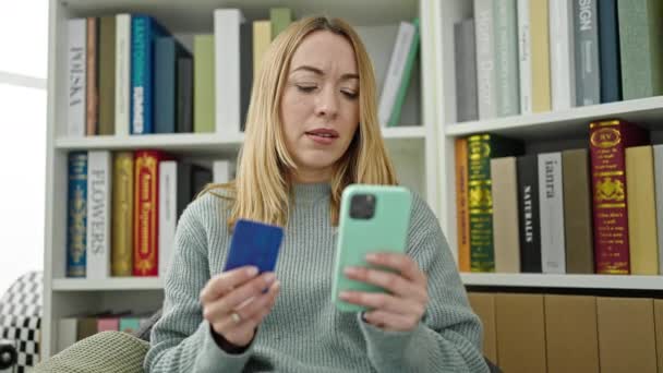Jovem Loira Comprando Com Smartphone Cartão Crédito Universidade Biblioteca — Vídeo de Stock