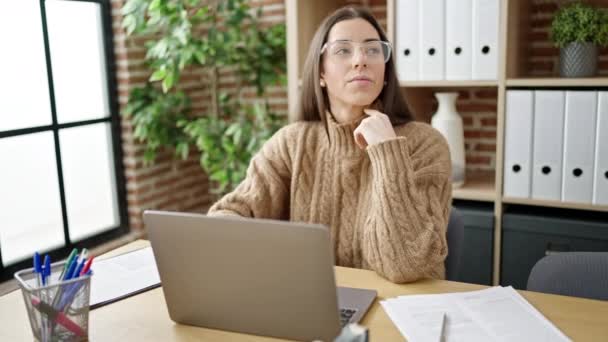 Young Beautiful Hispanic Woman Business Worker Using Laptop Doubt Expression — Vídeo de Stock