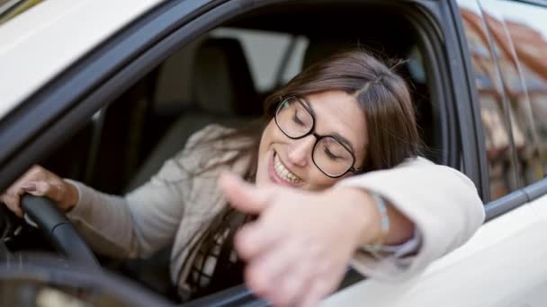 Jovem Bela Mulher Hispânica Estressada Dirigindo Carro Falando Por Problema — Vídeo de Stock