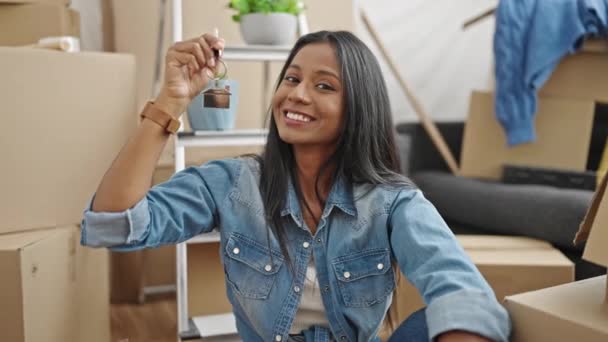 アフリカ系アメリカ人女性は新しい家で鍵を指して自信を持って笑っています — ストック動画