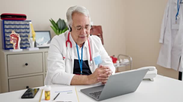 Middle Age Man Grey Hair Doctor Doing Online Appointment Clinic — Stock Video