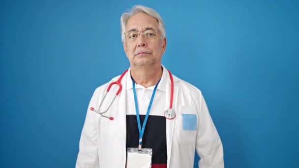 Μεσήλικας Άνδρας Γκρίζα Μαλλιά Γιατρός Δίνει Όρκο Χέρι Στο Στήθος — Αρχείο Βίντεο