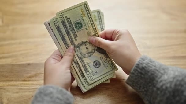 Χέρια Γυναικών Που Μετράνε Δολάρια Στο Δωμάτιο — Αρχείο Βίντεο