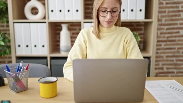 Jovem Loira Mulher Empresária Usando Laptop Trabalhando Escritório — Vídeo de Stock