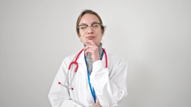 Mladý Běloška Žena Lékař Stojící Pochybnostmi Výraz Myšlení Nad Izolované — Stock video