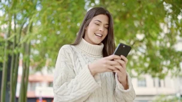 Jovem Bela Mulher Hispânica Sorrindo Confiante Usando Smartphone Parque — Vídeo de Stock