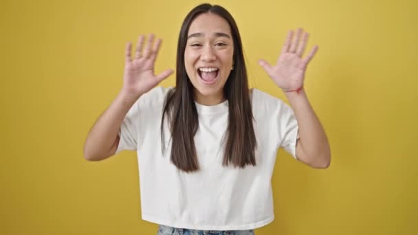 Jonge Mooie Latino Vrouw Staan Met Verrassing Uitdrukking Schreeuwen Geïsoleerde — Stockvideo